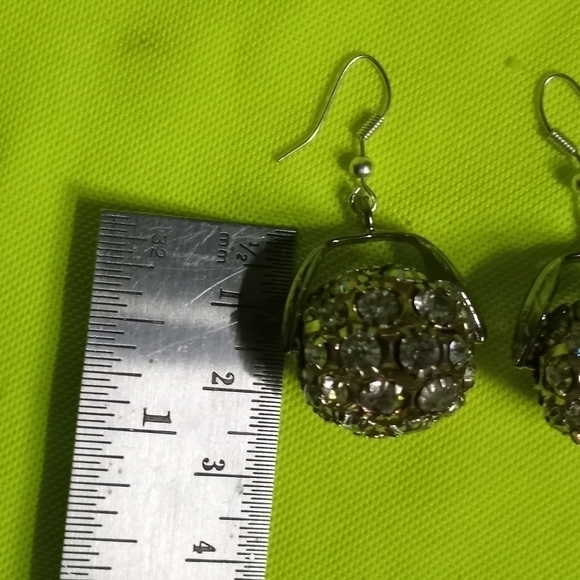 Silvertone rhinestone leaf 🍃 wire rotating rhinestone earrings - Picture 4 of 4